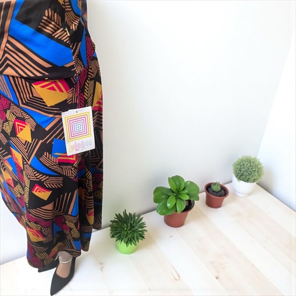 LelaRue Skirt a blend of polyester and spandex lots of stretch very stylish. ☑️ - Picture 4 of 7